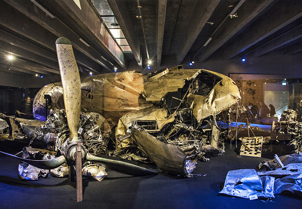 Det bärgade vraket efter den nedskjutna svenska DC3:an har en hel stor museiavdelning på Flygvapenmuseum. Här kan man följa dramat minut för minut. Foto: Johan Öberg